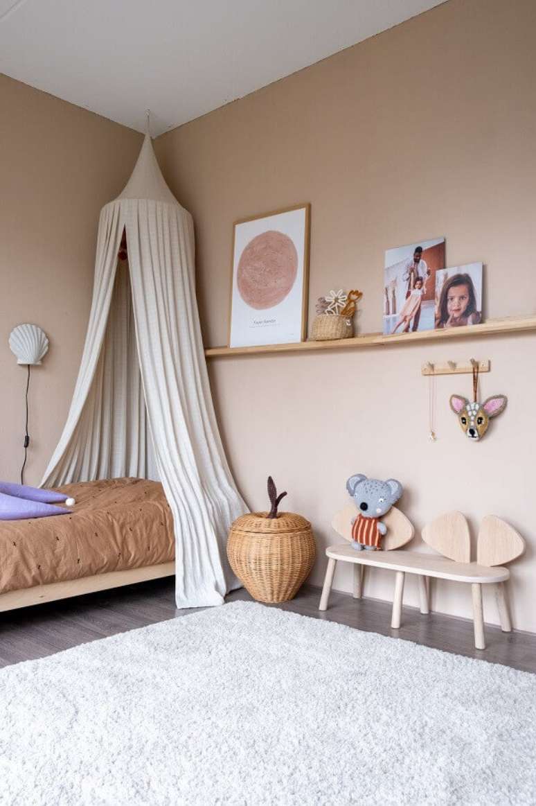 36. Decoração de quarto infantil simples com dossel de teto – Foto: Home Fashion Trend