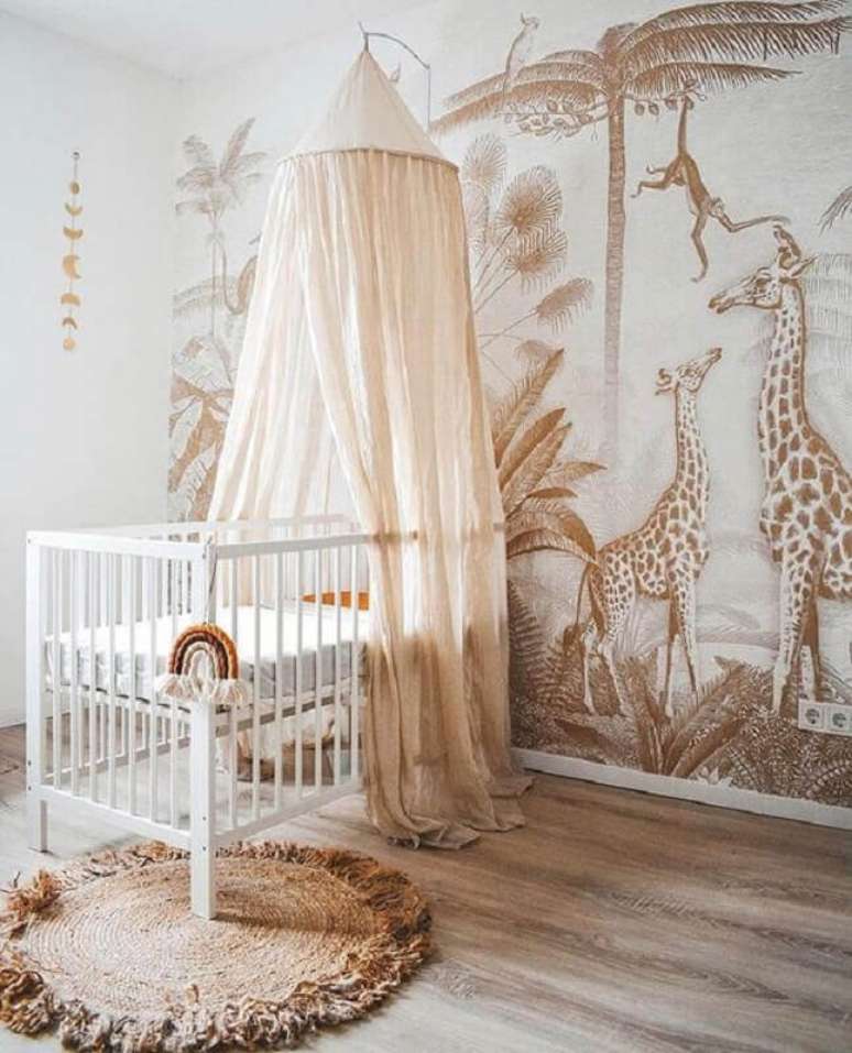57. Quarto de bebê decorado em cores neutras com berço com dossel e papel de parede de animais – Foto: Kids Interiors
