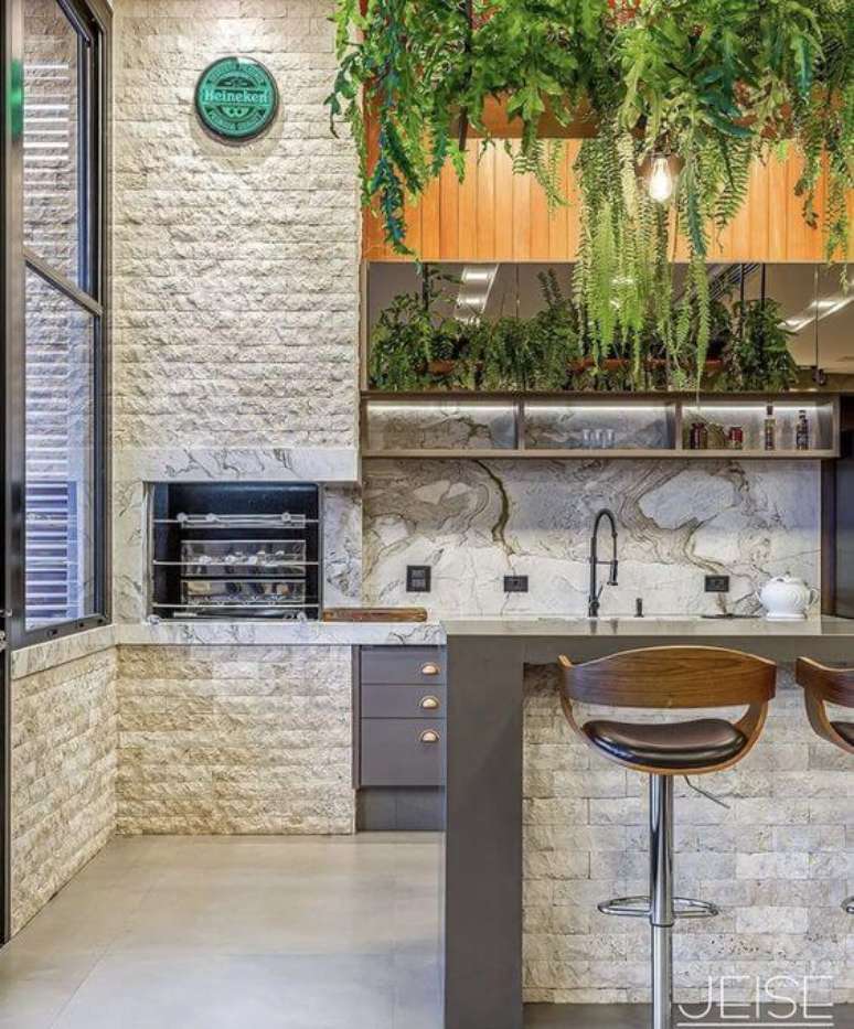 28. Churrasqueira pequena na parede de tijolinho branco &ndash; Foto Jeise Arquitetura