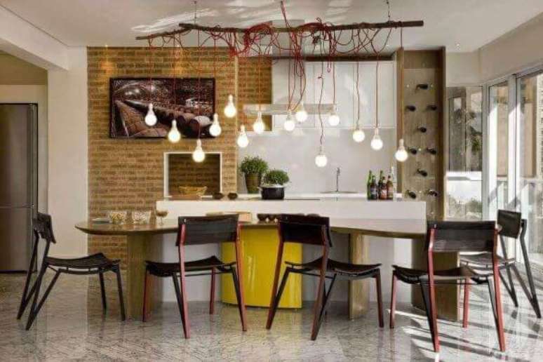 62. Área gourmet moderna com churrasqueira gourmet na parede e pendente industrial – Foto Leo Romano