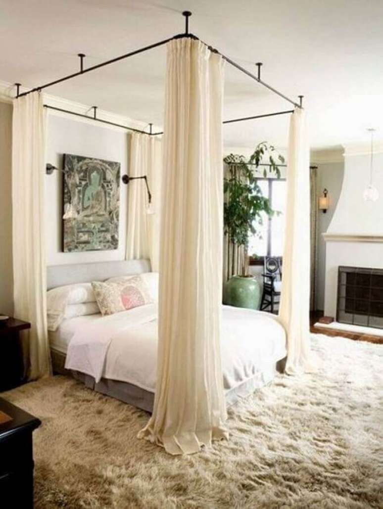1. Dossel de teto para quarto de casal decorado em cores claras com tapete felpudo – Foto: Archidea