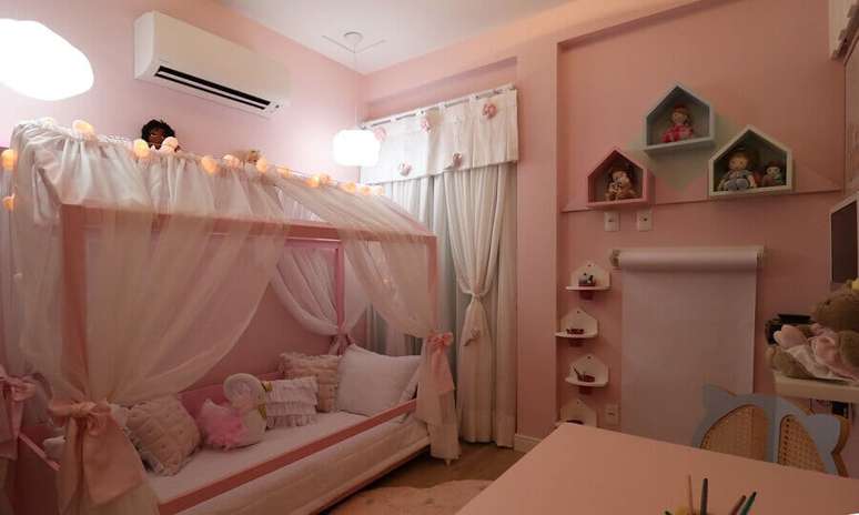 33. Cama infantil com dossel para decoração de quarto rosa – Foto: Andrea Bento