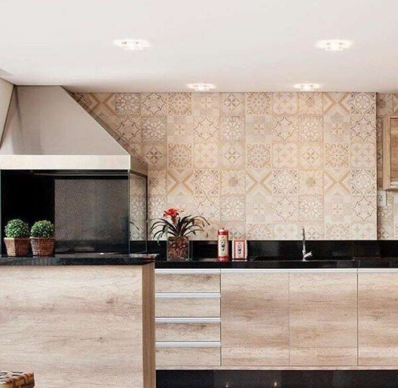 56. Churrasqueira gourmet de vidro com coifa em inox e arm&aacute;rios planejados &ndash; Fonte Ahph Arquitetura