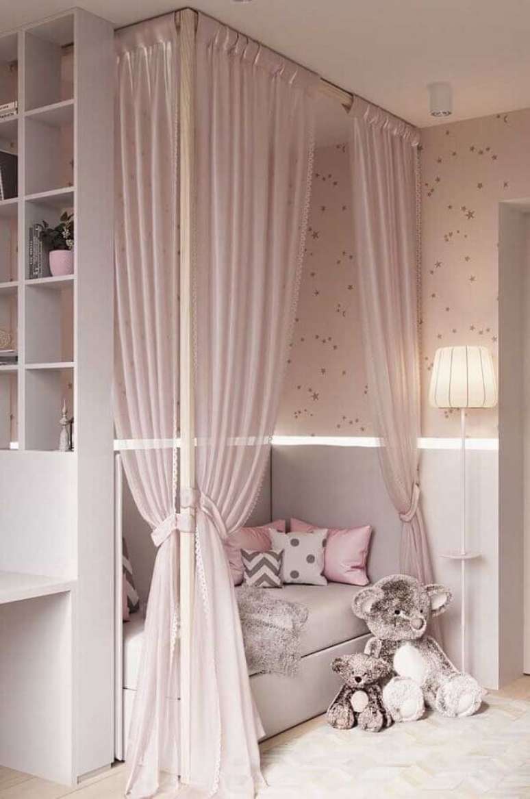 41. Dossel com mosquiteiro para decoração de quarto de menina rosa e cinza – Foto: Decor Fácil