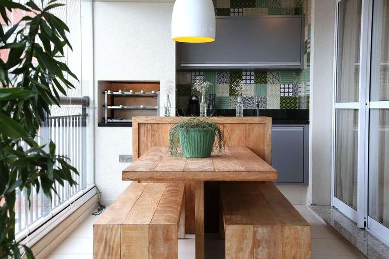 8. Área gourmet com churrasqueira pequena e moveis de madeira rustica para decorar o espaço – Foto Meyer Cortez Arquitetura e Design