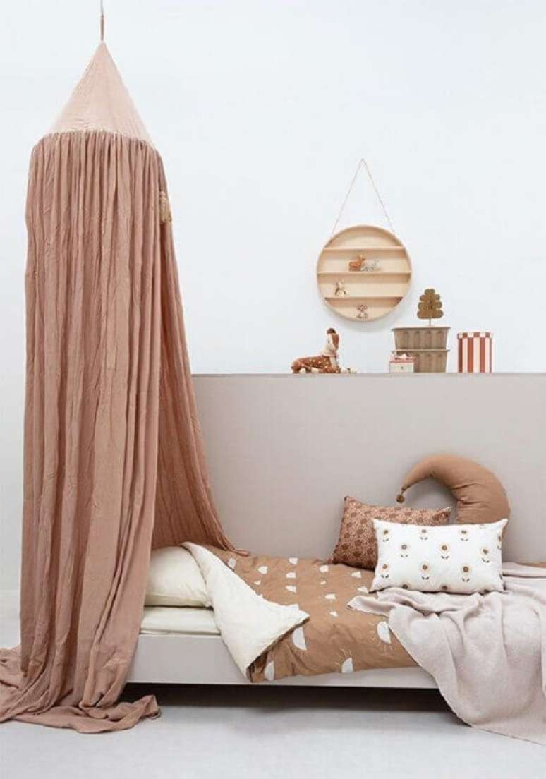 34. Cama infantil com dossel para decoração de quarto simples em cores neutras – Foto: Bibelotte