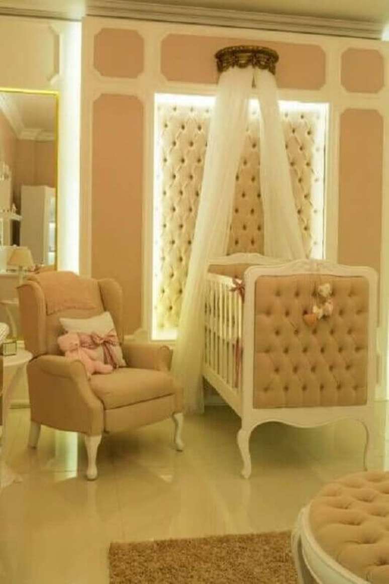 44. Dossel coroa para quarto de bebe decorado com berço capitonê – Foto: Circu