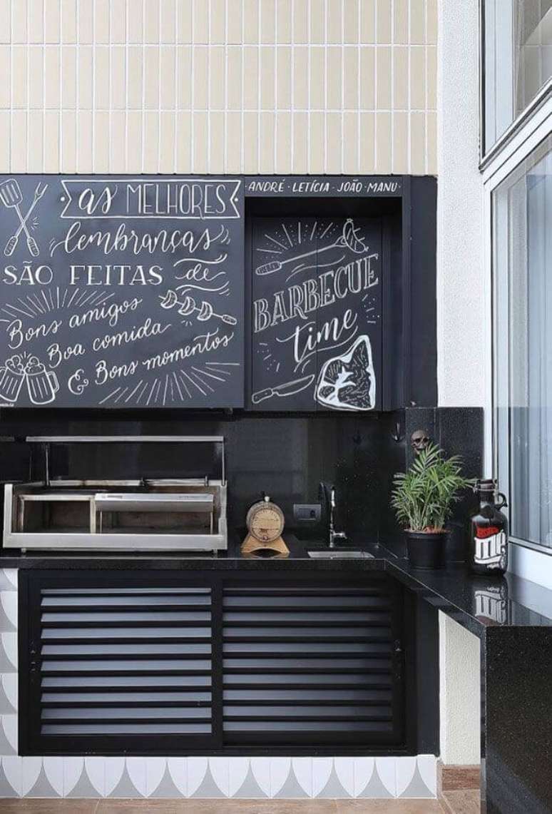 18. Churrasqueira pequena e port&aacute;til na &aacute;rea de lazer com gabinete de inox preto e cer&acirc;mica clara &ndash; Foto Est&uacute;dio AE Arquitetura