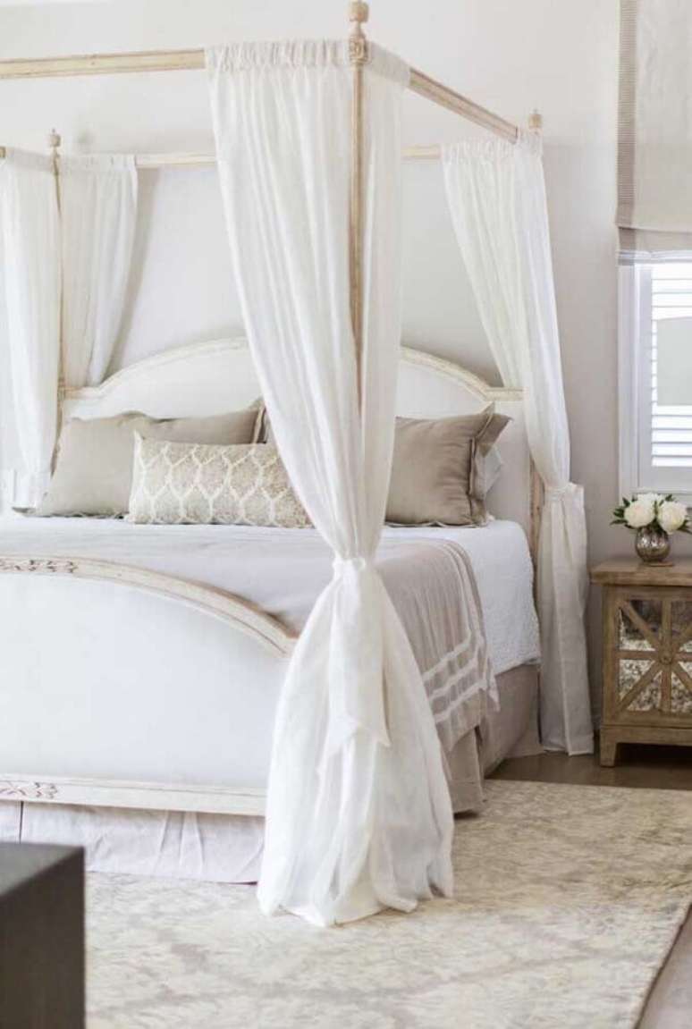 21. Cama com dossel e mosquiteiro para decoração de quarto de casal em cores claras – Foto: Apartment Therapy