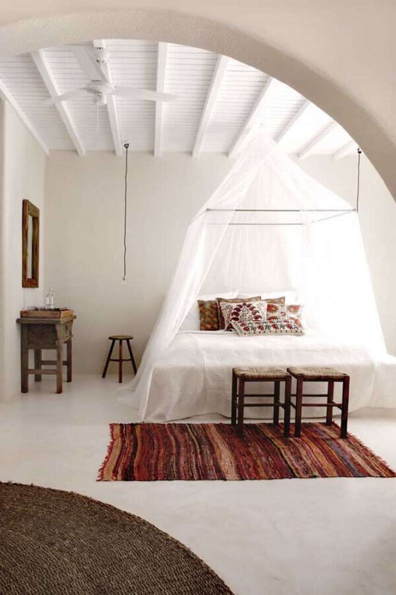 40. Dossel com mosquiteiro para decoração de quarto de casal simples – Foto: Behance