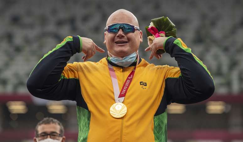 Alessandro Rodrigo exibe a medalha de ouro conquistada na Paralimpíada no Japão Ale Cabral CPB