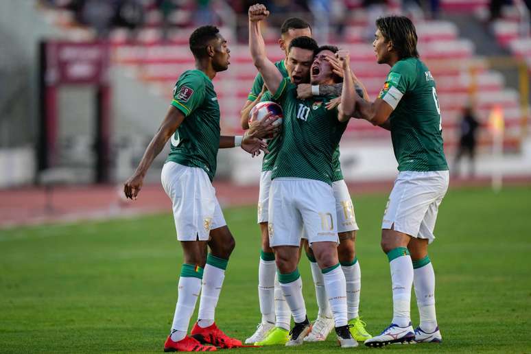 Saucedo é abraçado por companheiros após marcar o gol de empate da Bolívia em La Paz
