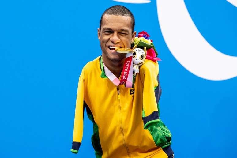 Gabriel Araújo festeja ouro nos 50m costas na Paralimpíada Miriam Jeske CPB