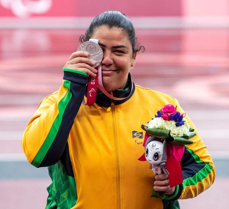 Marivana Oliveira exibe a medalha de prata conqusitada na Paralimpíada de Tóquio Ale Cabral CPB
