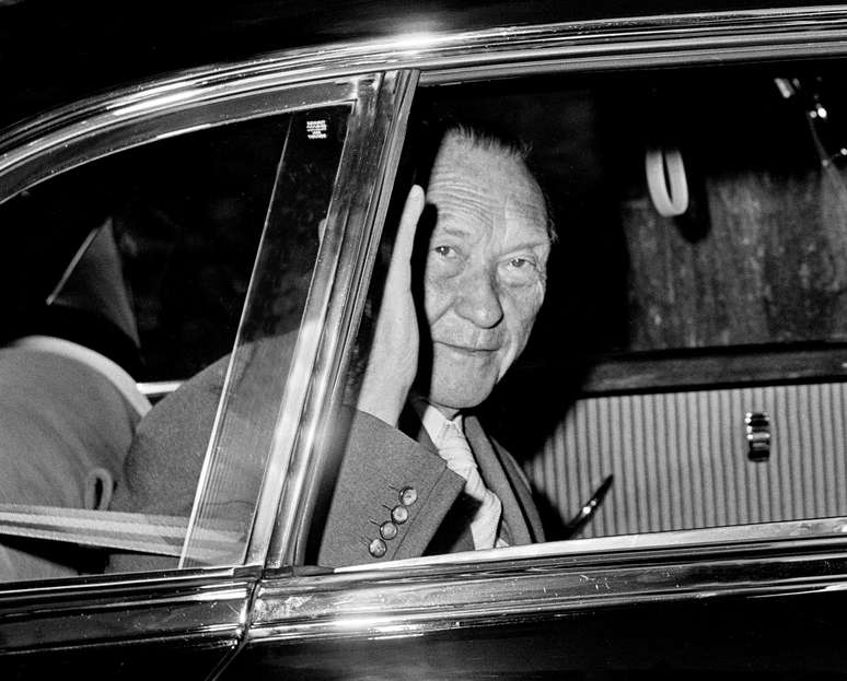 Adenauer no Mercedes-Bezn 300.