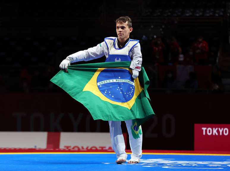  Nathan Torquato celebra ouro com a bandeira do Brasil nesta quinta-feira em Tóquio Thomas Peter Reuters