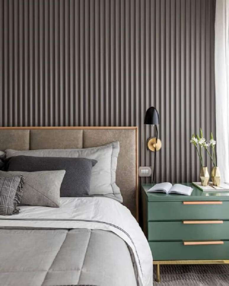 22. Cabeceira de camas box casal para quarto moderno decorado com painel ripado e arandela &ndash; Foto: Triplex Arquitetura