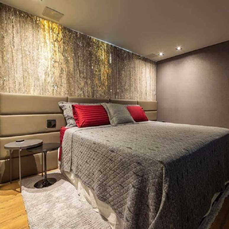 34. Decora&ccedil;&atilde;o de quarto de casal cinza com cabeceira de cama box estofada &ndash; Foto: Arqueiroz