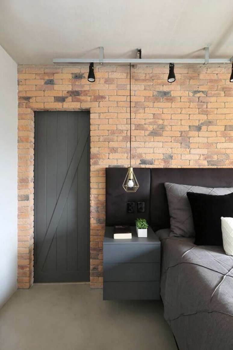 7. Quarto decorado com parede tijolinho e cabeceira de camas box com criado mudo – Foto: Home Fashion Trend