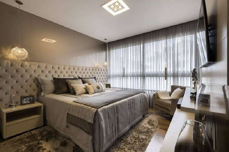 53. Quarto cinza sofisticado decorado com cabeceira de cama box capiton&ecirc; &ndash; Foto: Arredare Arquitetura Engenharia e Interiores