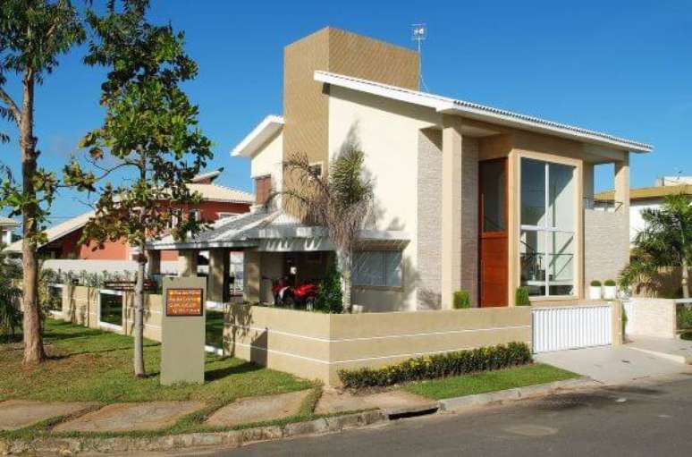 28. Fachada com parede de vidro e revestimento bege &ndash; Foto Bernal Projetos