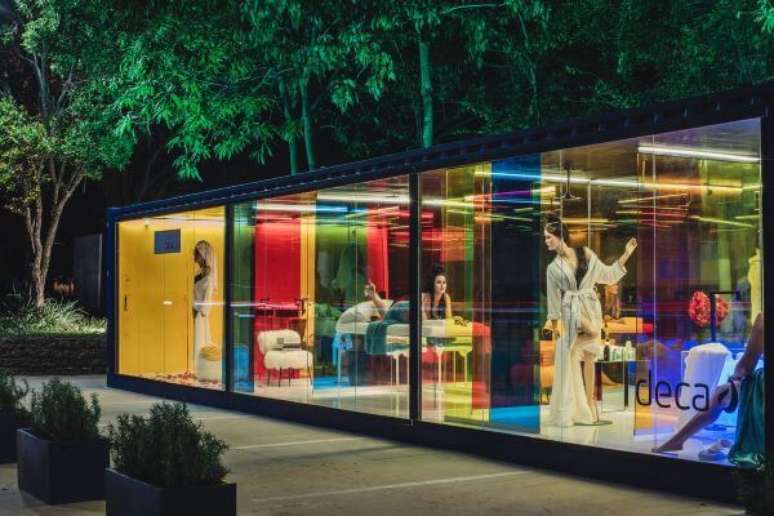 6. Fachada de vidro colorido para projeto da Deca &ndash; Foto Casa Cor