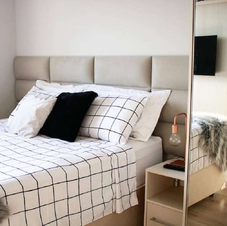 26. Decoração clean para quarto com cabeceira de cama box planejada estofada – Foto: Apartamento 164