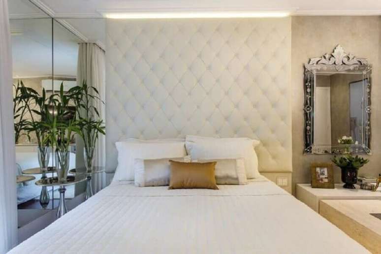 3. Decoração sofisticada para quarto de casal branco com cabeceira de cama box capitonê – Foto: Marcia Arcaro