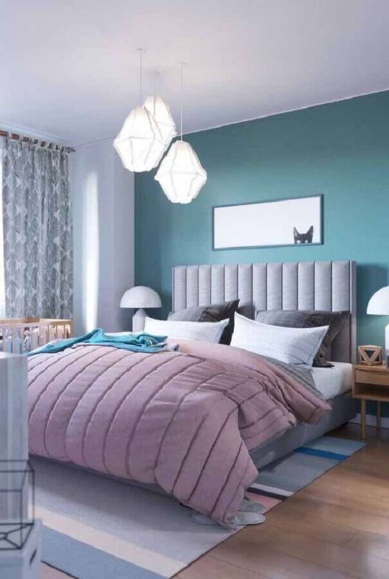 33. Decoração de quarto de casal azul e branco com cabeceira para cama box estofada – Foto: Decor Fácil