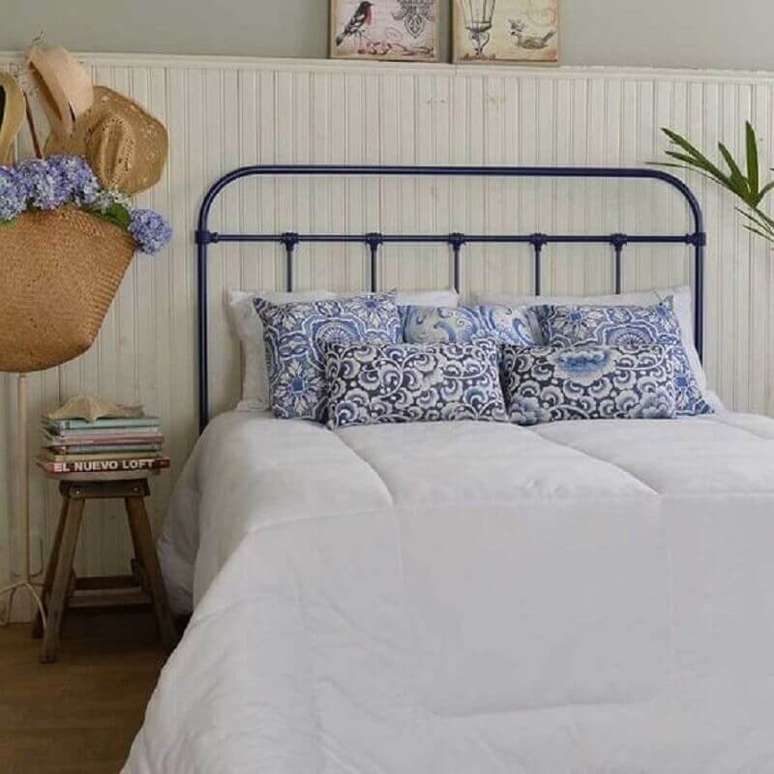 42. Decoração de quarto simples com cabeceira de cama box de ferro – Foto: Dom Mascate