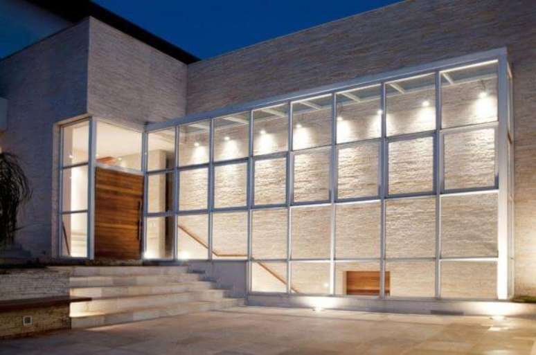 10. Fachada de vidro transparente com porta de madeira – Foto Crisa Santos Arquitetos