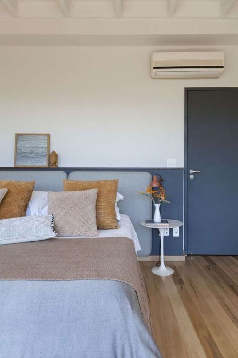 48. Quarto azul e branco decorado com cabeceira de cama box &ndash; Foto: Julia Ribeiro