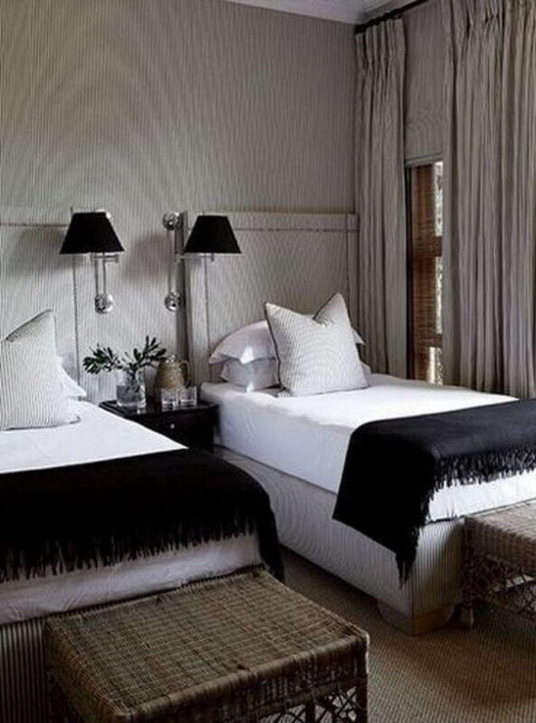 19. Cabeceira de cama box solteiro para quarto compartilhado decorado com abajur de parede &ndash; Foto: Casa Tr&egrave;s Chic