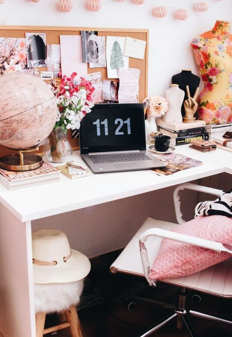 6. Decoração de home office rosa com vaso de flores e globo – Foto: Unsplash