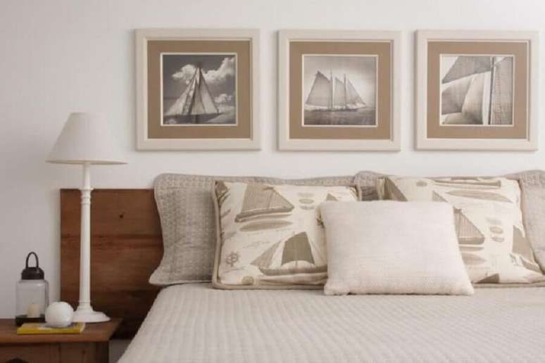 28. Decora&ccedil;&atilde;o de quarto branco com cabeceira de camas box casal de madeira &ndash; Foto: Marilia Veiga