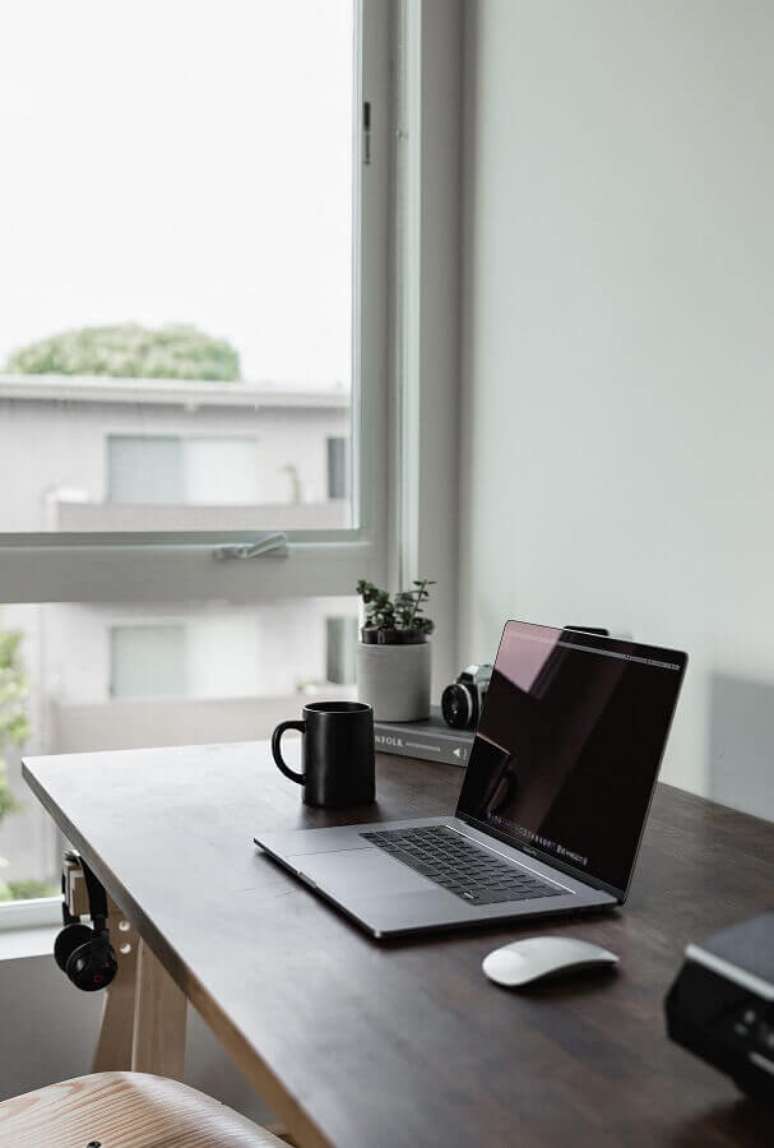 2. Decoração clean para home office próximo a janela – Foto: Unsplash