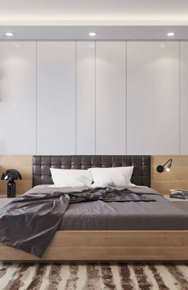 2. Cabeceira de camas box casal de couro para quarto grande decorado com abajur preto moderno – Foto: Otimizi