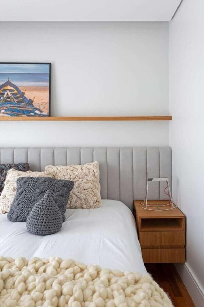 1. Cabeceira de cama box cinza estofada para quarto branco decorado com criado mudo de madeira – Foto: Rua 141 Arquitetura