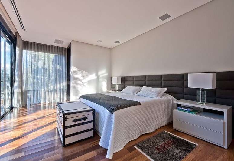 59. Quarto grande cinza e branco decorado com cabeceira para cama box estofada &ndash; Foto: Leonardo Muller
