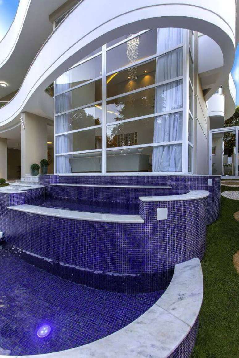 39. Fachada de vidro com piscina &ndash; Foto Aquiles Nicolas Kilaris