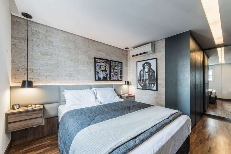 43. Decora&ccedil;&atilde;o moderna para quarto de casal com cabeceira de camas box com criado mudo estofada &ndash; Foto: Pietro Terlizzi