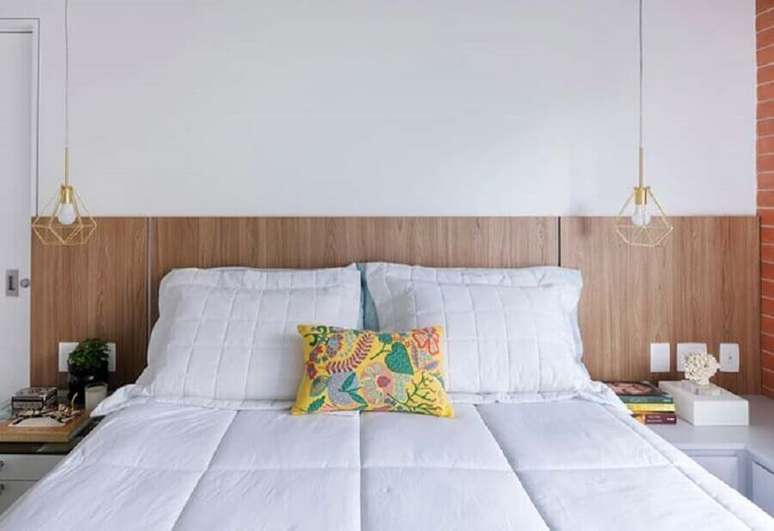 36. Decoração de quarto de casal com luminária aramada e cabeceira de cama box de madeira – Foto: Home Fashion Trend