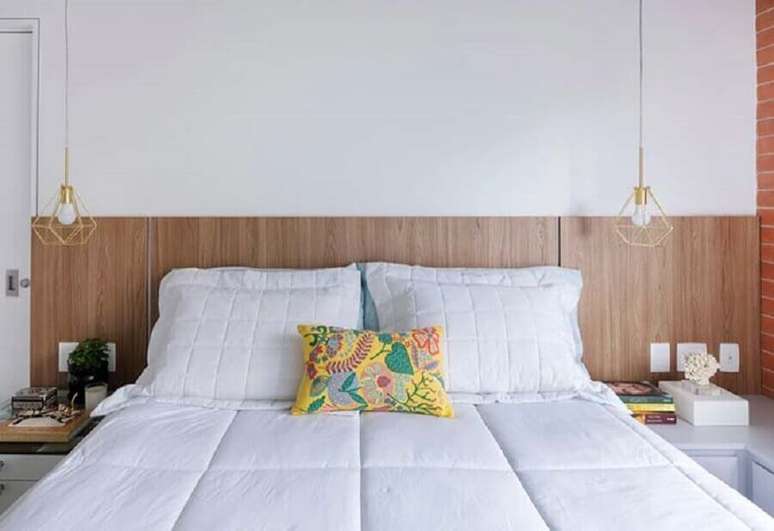 36. Decora&ccedil;&atilde;o de quarto de casal com lumin&aacute;ria aramada e cabeceira de cama box de madeira &ndash; Foto: Home Fashion Trend