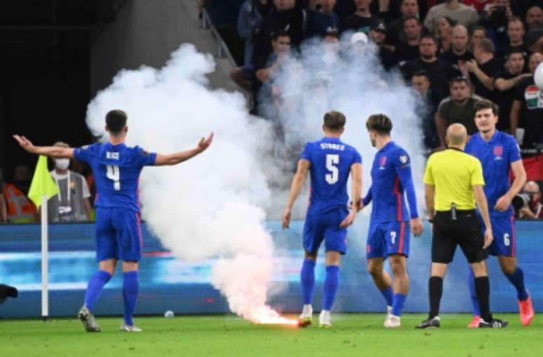 Torcida da hungria atirou fogos de artifício no gramado (Foto: ATTILA KISBENEDEK / AFP)