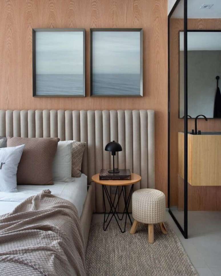60. Quarto moderno decorado com parede de madeira e cabeceira de cama box estofada cinza &ndash; Foto: Carlos Carvalho