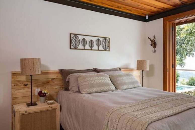 35. Decora&ccedil;&atilde;o de quarto de casal com cabeceira de cama box de madeira r&uacute;stica &ndash; Foto: R. A. P. Arquitetura e Interiores