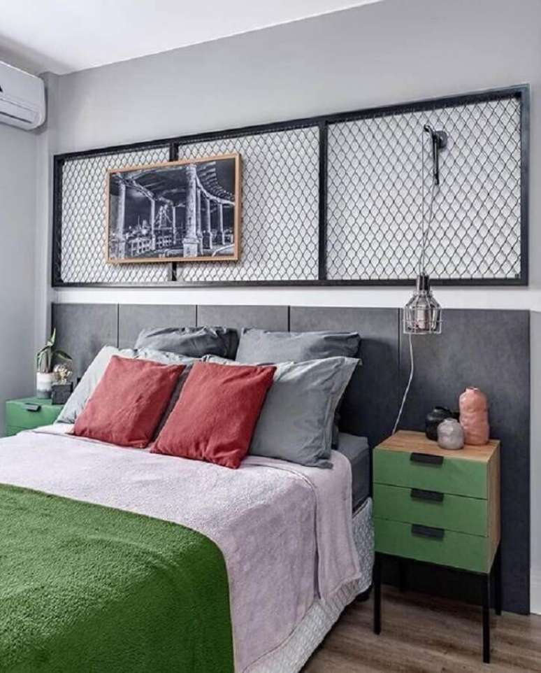11. Almofadas para quarto de casal decorado com cabeceira de cama box cinza – Foto: Diycore