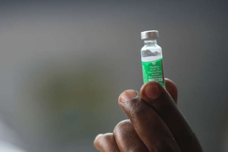 Profissional de saúde segura frasco de vacina da AstraZeneca contra covid-19 no Rio de Janeiro
23/01/2021 REUTERS/Ricardo Moraes