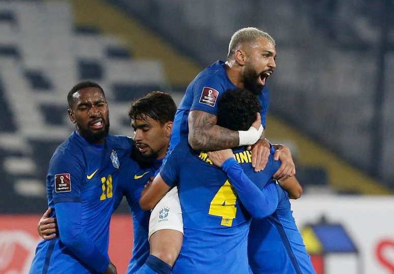 Jogadores da sele&ccedil;&atilde;o brasileira comemoram gol de Everton Ribeiro contra o Chile pelas eliminat&oacute;rias da Copa do Mundo em Santiago
02/09/2021 Pool via REUTERS/Claudio Reyes