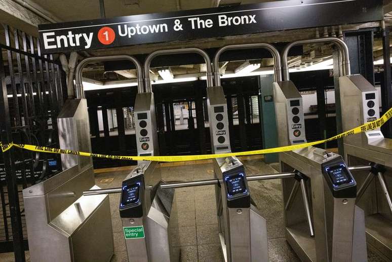 Faixa avisa sobre interdição de estação de metrô em Nova York atingida por inundação
02/09/2021 REUTERS/Caitlin Ochs